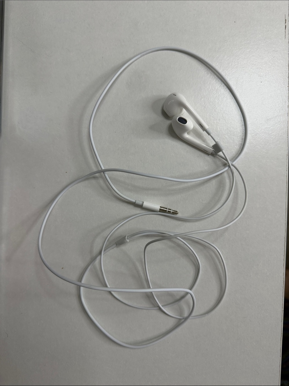 Apple • White Wired Earbuds - Lightweight In-Ear Headphones • 3.5mm jack